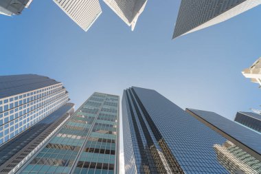 Şehir merkezinde Dallas, Texas, ABD iş bölgesi alanında mavi gökyüzü karşı gökdelenlerin yukarı doğru görünümü.