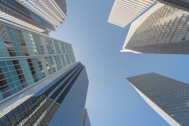 Şehir merkezinde Dallas, Texas, ABD iş bölgesi alanında mavi gökyüzü karşı gökdelenlerin yukarı doğru görünümü.
