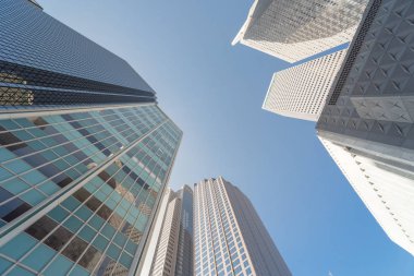 Şehir merkezinde Dallas, Texas, ABD iş bölgesi alanında mavi gökyüzü karşı gökdelenlerin yukarı doğru görünümü.