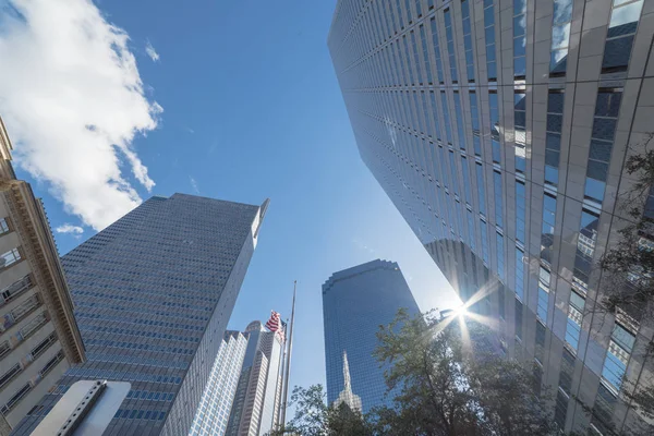 Vista Hacia Arriba Rascacielos Altos Con Banderas Estadounidenses Contra Cielo —  Fotos de Stock