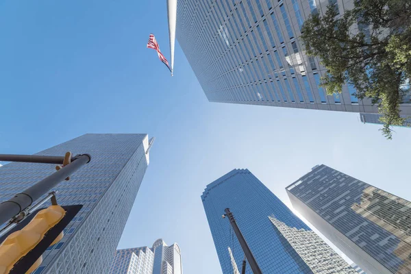 Vista Hacia Arriba Los Rascacielos Contra Cielo Azul Área Del —  Fotos de Stock