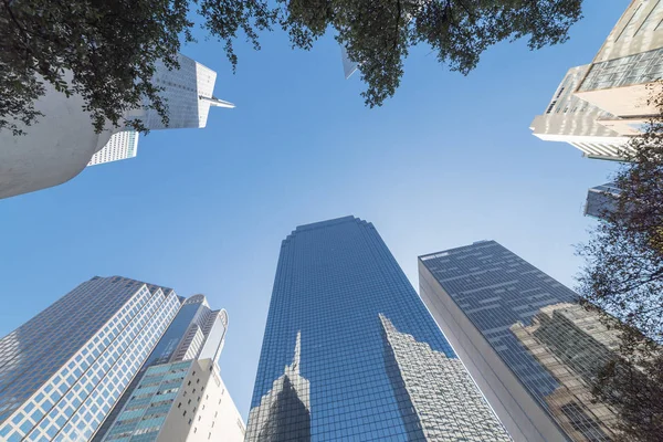 Vista Hacia Arriba Los Rascacielos Contra Cielo Azul Área Del —  Fotos de Stock