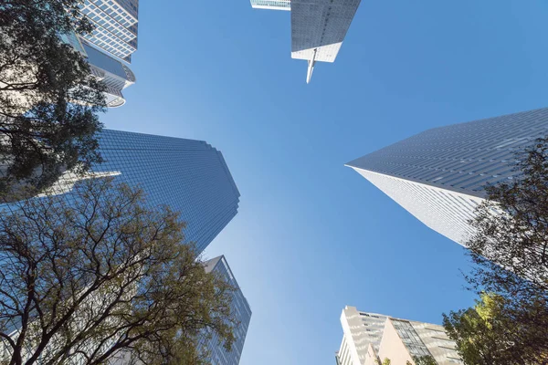 Vista Hacia Arriba Los Rascacielos Contra Cielo Azul Área Del —  Fotos de Stock