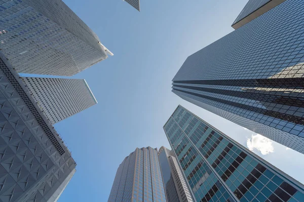 Şehir merkezinde Dallas, Texas, ABD iş bölgesi alanında mavi gökyüzü karşı gökdelenlerin yukarı doğru görünümü.