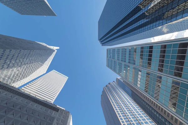 Blick Nach Oben Auf Wolkenkratzer Vor Blauem Himmel Geschäftsviertel Der — Stockfoto