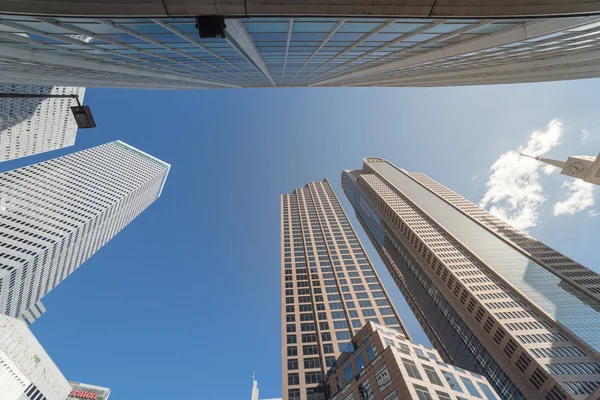 Weitwinkel Nach Oben Blick Auf Wolkenkratzer Vor Wolkenblauem Himmel Geschäftsviertel — Stockfoto