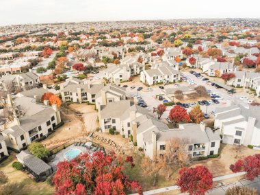 Apartman kompleksi tarafından renkli sonbahar çevrili kaldırım ile yerel sokak yakınındaki güzel havadan görünümü bırakır. Üstgeçidin Kiralık yakınındaki Dallas, Texas, ABD kentler birim daire konut
