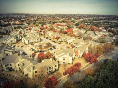 Apartman kompleksi tarafından renkli sonbahar çevrili kaldırım ile yerel sokak yakınındaki güzel havadan görünümü bırakır. Üstgeçidin Kiralık yakınındaki Dallas, Texas, ABD kentler birim daire konut