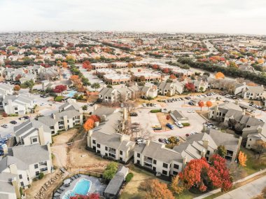 Apartman kompleksi tarafından renkli sonbahar çevrili kaldırım ile yerel sokak yakınındaki güzel havadan görünümü bırakır. Üstgeçidin Kiralık yakınındaki Dallas, Texas, ABD kentler birim daire konut