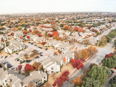 Apartman kompleksi tarafından renkli sonbahar çevrili kaldırım ile yerel sokak yakınındaki güzel havadan görünümü bırakır. Üstgeçidin Kiralık yakınındaki Dallas, Texas, ABD kentler birim daire konut