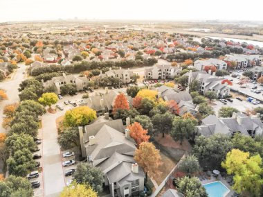 Üstgeçidin apartman kompleksi renkli sonbahar yaprakları ile Dallas, Texas, ABD hemen dışında bırakır. Üstgeçidin Kiralık Konut güzel sonbahar sahne alt birim düzlükler, bulutlu gökyüzü