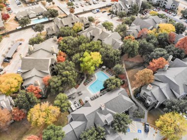En iyi manzaralı daire renkli sonbahar yaprakları Dallas, Texas, Usa yakınındaki çevrili yüzme havuzu kompleksi.