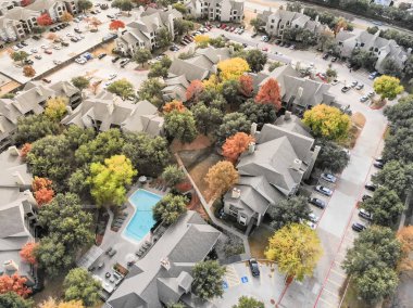 En iyi manzaralı daire renkli sonbahar yaprakları Dallas, Texas, Usa yakınındaki çevrili yüzme havuzu kompleksi.