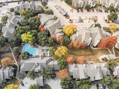 En iyi manzaralı daire renkli sonbahar yaprakları Dallas, Texas, Usa yakınındaki çevrili yüzme havuzu kompleksi.