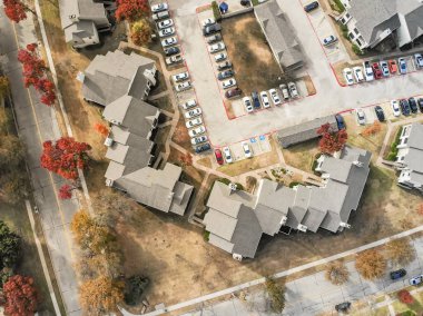 Apartman kompleksi tarafından renkli sonbahar çevrili kaldırım ile yerel sokak yakınındaki güzel havadan görünümü bırakır. Üstgeçidin Kiralık yakınındaki Dallas, Texas, ABD kentler birim daire konut