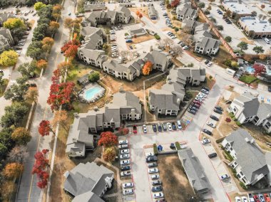 En iyi manzaralı daire renkli sonbahar yaprakları Dallas, Texas, Usa yakınındaki çevrili yüzme havuzu kompleksi.