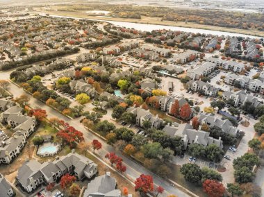 Havadan görünümü apartmanın nehir semtte karmaşık. Renkli sonbahar yaprakları banliyö Dallas, Texas, ABD bırakır. Birim Daire Kiralık Konut üstgeçidin sonbahar sahne bölünmüştür