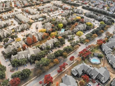 En iyi manzaralı daire renkli sonbahar yaprakları Dallas, Texas, Usa yakınındaki çevrili yüzme havuzu kompleksi.