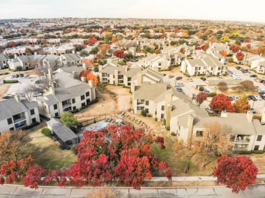 Üstgeçidin apartman kompleksi renkli sonbahar yaprakları ile Dallas, Texas, ABD hemen dışında bırakır. Üstgeçidin Kiralık Konut güzel sonbahar sahne alt birim düzlükler, bulutlu gökyüzü