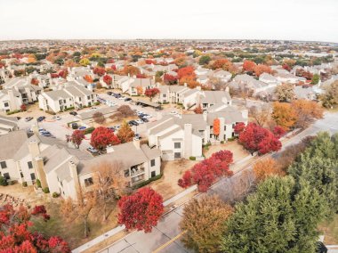 Apartman kompleksi tarafından renkli sonbahar çevrili kaldırım ile yerel sokak yakınındaki güzel havadan görünümü bırakır. Üstgeçidin Kiralık yakınındaki Dallas, Texas, ABD kentler birim daire konut