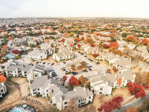 Flyover Complexe Immeubles Appartements Avec Des Feuilles Colorées Feuillage Automne — Photo