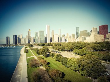 Filtre uygulanmış sesi görüntü üstten görünüm modern Chicago silueti ve Lake Mi