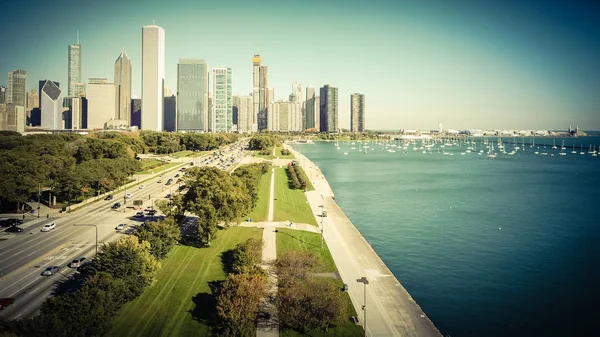 Imagen de tono filtrado vista superior modernos skylines de Chicago y Lake Mi — Foto de Stock