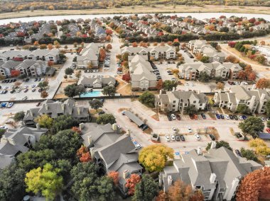 Havadan görünümü nehir mahalle karmaşık apartmanlar ile ve tek aile surround renkli sonbahar yaprakları ile ev sahipliği yapmaktadır. Dallas, Texas, Usa yakınındaki tipik sonbahar sahne