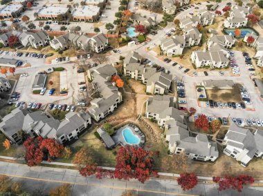 Üstten görünüm karmaşık apartmanlar, Dallas, Texas, ABD Valley Ranch banliyösünde yüzme havuzlu. Renk tam sonbahar yaprakları çevreleyen satır çok katlı Yassı birimlerinin