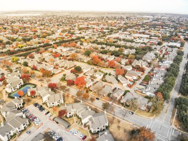 Havadan görünümü Valley Ranch topluluk Tenis Kortu Dallas banliyösünde ile birim gelişimi Irving, Texas, ABD planladı. Renkli sonbahar yaprakları yaprakları, tek aile evleri, kentsel yayılma alt satır
