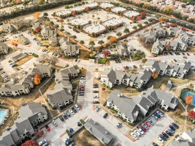 Dallas, Texas banliyösünde birim gelişimi Irving, Texas, ABD planlanan Valley Ranch, güzel hava görüntüleyin. Renkli sonbahar yaprakları tek aile evleri, kentsel yayılma alt satırında bırakır