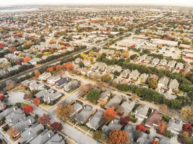 Dallas, Texas banliyösünde birim gelişimi Irving, Texas, ABD planlanan Valley Ranch, güzel hava görüntüleyin. Renkli sonbahar yaprakları tek aile evleri, kentsel yayılma alt satırında bırakır