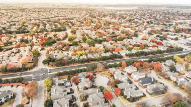 Dallas, Texas banliyösünde birim gelişimi Irving, Texas, ABD planlanan Valley Ranch, güzel hava görüntüleyin. Renkli sonbahar yaprakları tek aile evleri, kentsel yayılma alt satırında bırakır