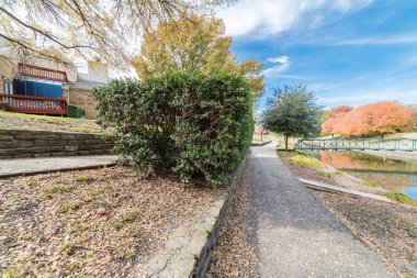 Güzel manzara nehir townhouses ve tek aile backyard gönderen banliyö Dallas, Texas, ABD sonbahar mevsiminde adamım. Renkli sonbahar yaprakları bulut mavi gökyüzü altında