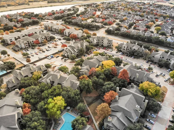 Αεροφωτογραφία περιοχής παραποτάμια γειτονιά και πολύχρωμο φθινόπωρο αποχώρησής — Φωτογραφία Αρχείου