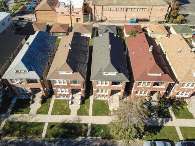 Bahçeli ve müstakil garaj ile havadan görünümü klasik townhouses Chicago'da. Ön çim çim Bahçe ve sokakta park edilmiş araba ile yerel sokak yakınındaki renkli kınamak