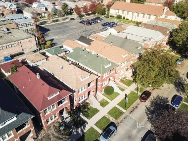 Üstten görünüm semtte iş bölgesinde Batı Downtown Chicago yakınındaki. Klasik tuğla townhouse yeşil ön bahçede çim, renkli sonbahar yaprakları
