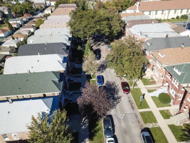 Bahçeli ve müstakil garaj ile havadan görünümü klasik townhouses Chicago'da. Ön çim çim Bahçe ve sokakta park edilmiş araba ile yerel sokak yakınındaki renkli kınamak