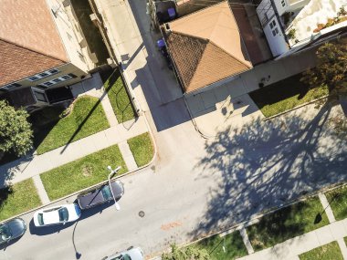 Havadan görünümü semtte batısında Downtown Chicago yerel sokakta. Yeşil çimenli Çim bahçe ve park etmiş arabaların ile kompakt klasik townhouses satırı