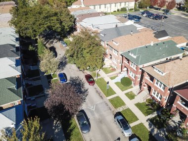Bahçeli ve müstakil garaj ile havadan görünümü klasik townhouses Chicago'da. Ön çim çim Bahçe ve sokakta park edilmiş araba ile yerel sokak yakınındaki renkli kınamak