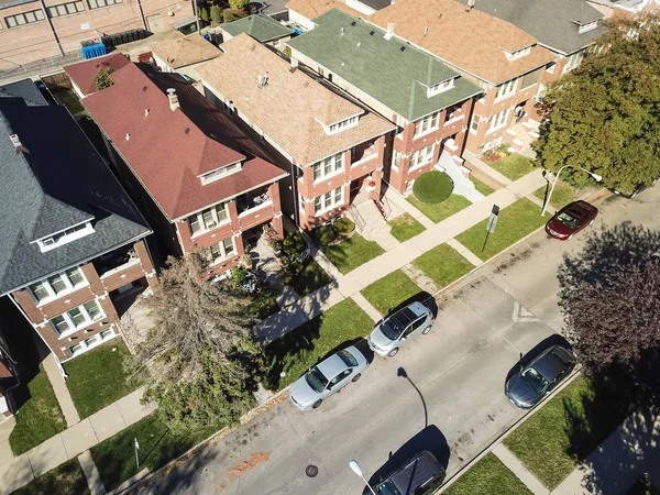 Bahçeli ve müstakil garaj ile havadan görünümü klasik townhouses Chicago'da. Ön çim çim Bahçe ve sokakta park edilmiş araba ile yerel sokak yakınındaki renkli kınamak