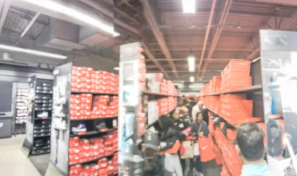 Розмитий фон підняв покупки клієнтів для взуття назовні — стокове фото