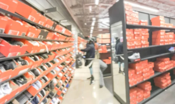 Cliente Borroso Abstracto Seleccionó Calzado Del Estante Zapatos Tienda Venta — Foto de Stock