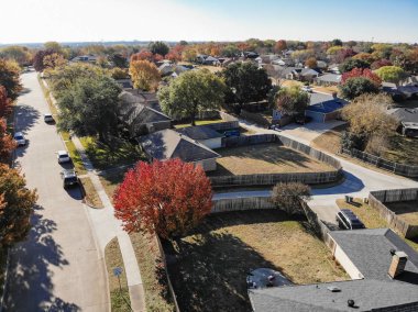 Üst sonbahar sezonu Coppell, Texas, ABD içinde güzel mahalle görüntüleyin. Satır ile tek aile ev garaj bağlı, tarafından renkli yaprakları yaprakları mavi gökyüzü altında Bahçe, çevrili düşmek