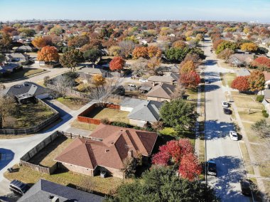 Üst sonbahar sezonu Coppell, Texas, ABD içinde güzel mahalle görüntüleyin. Satır ile tek aile ev garaj bağlı, tarafından renkli yaprakları yaprakları mavi gökyüzü altında Bahçe, çevrili düşmek
