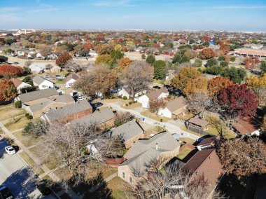 Üst sonbahar sezonu Coppell, Texas, ABD içinde güzel mahalle görüntüleyin. Satır ile tek aile ev garaj bağlı, tarafından renkli yaprakları yaprakları mavi gökyüzü altında Bahçe, çevrili düşmek
