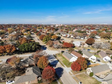 Üst sonbahar sezonu Coppell, Texas, ABD içinde güzel mahalle görüntüleyin. Satır ile tek aile ev garaj bağlı, tarafından renkli yaprakları yaprakları mavi gökyüzü altında Bahçe, çevrili düşmek