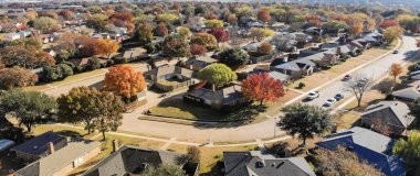 Panorama üst Sonbahar sezonunda Coppell, Texas, ABD güzel mahalle görüntüleyin. Satır ile tek aile ev garaj bağlı, tarafından renkli yaprakları yaprakları mavi gökyüzü altında Bahçe, çevrili düşmek