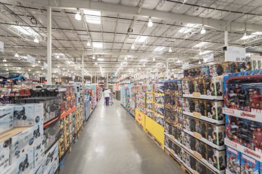 Lewisville, Tx, bize-Kasım 26, 2018: müşteri fiyat Costco Toptan mağaza ekranda oyuncaklarla çok çeşitli alışveriş. Bir Amerikan salt üyelik ambar büyük bir kutu deposu