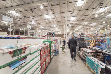 Lewisville, Tx, bize-Kasım 26, 2018: müşteri fiyat Costco Toptan mağaza ekranda oyuncaklarla çok çeşitli alışveriş. Bir Amerikan salt üyelik ambar büyük bir kutu deposu